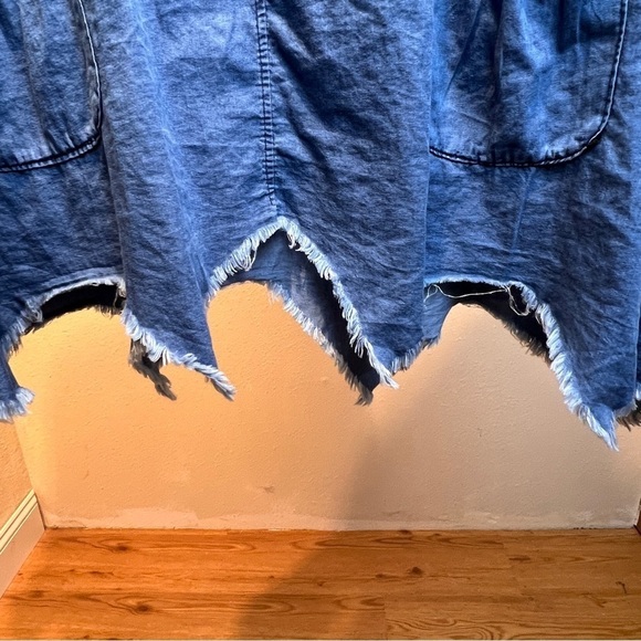 LA FILLE DU COUTURIER Light Chambray Blue Top w/ Cute Pockets & Fabric Roses - Picture 2 of 8